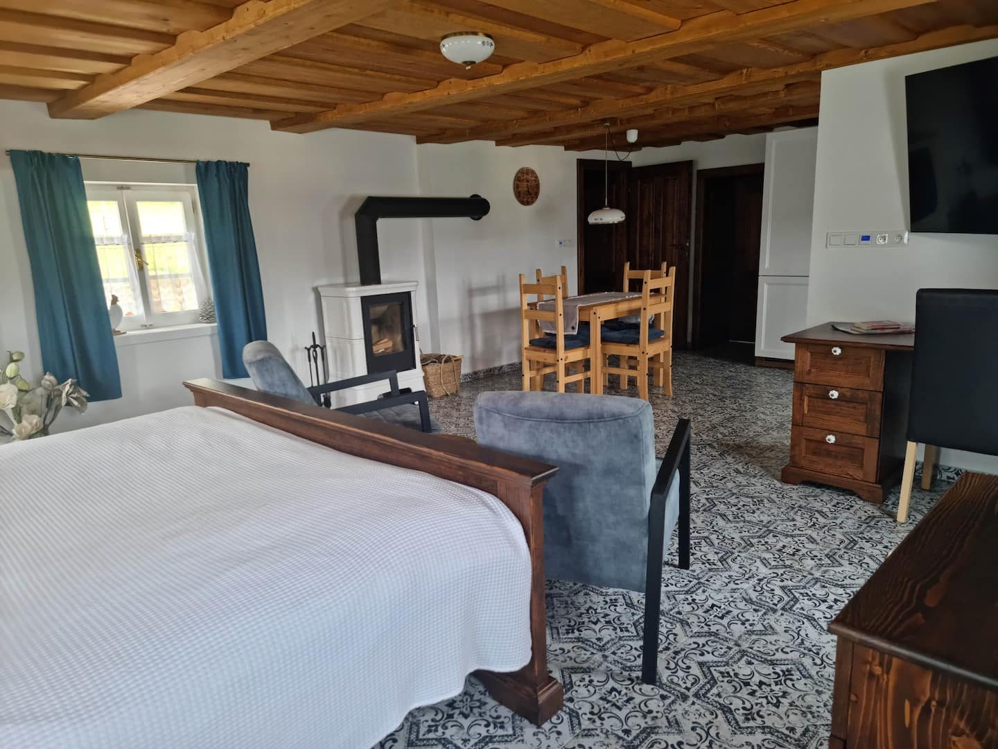 Prostorný apartmán s krbovými kamny a postelí