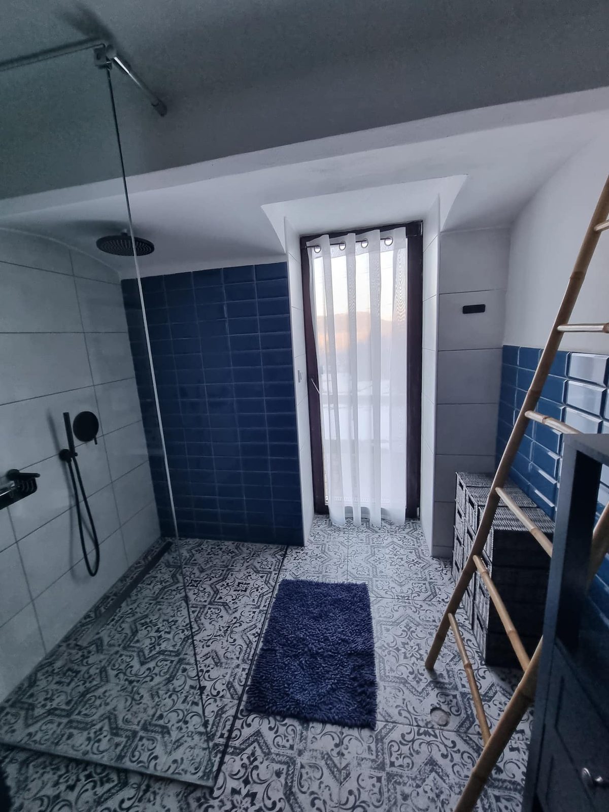 Velká walk-in sprcha s modrým obkladem